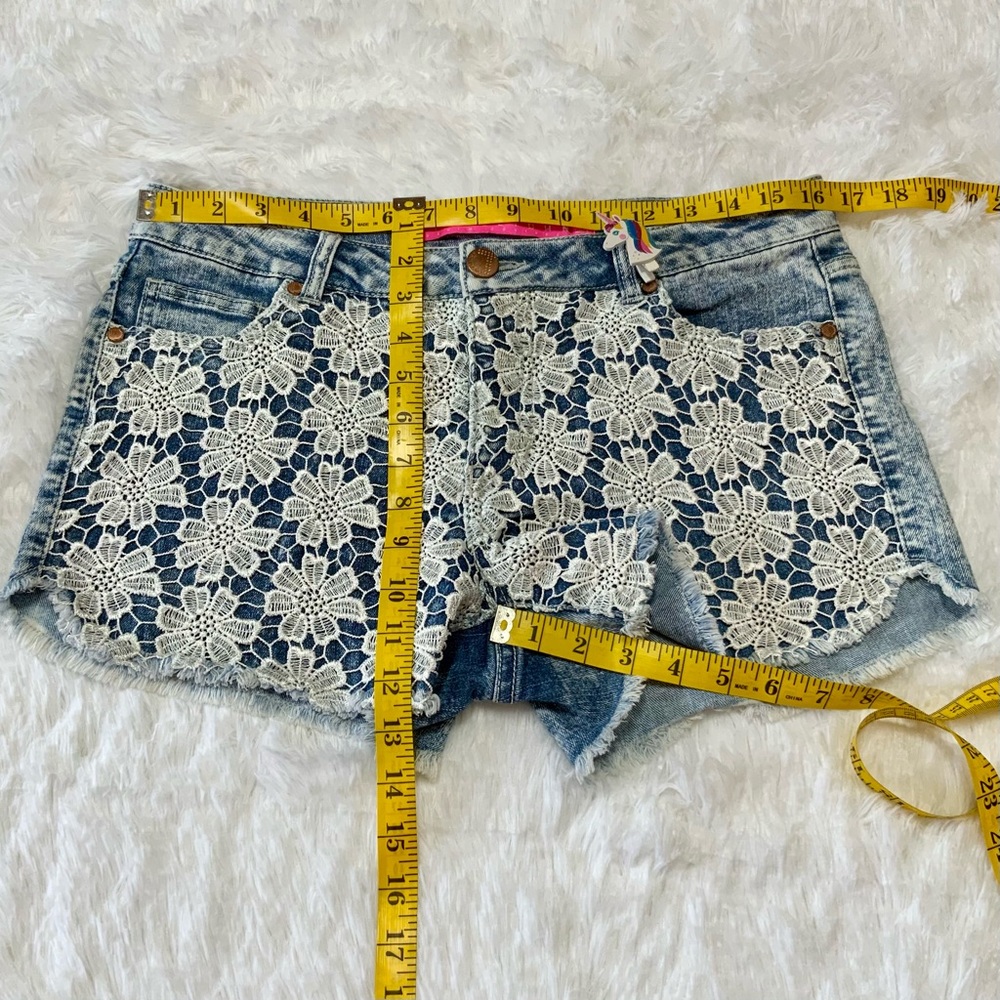 🫶 Tinseltown Lace Overlay Denim Shorts Boho Festival Floral Acid Wash Sz 10 - Picture 6 of 7